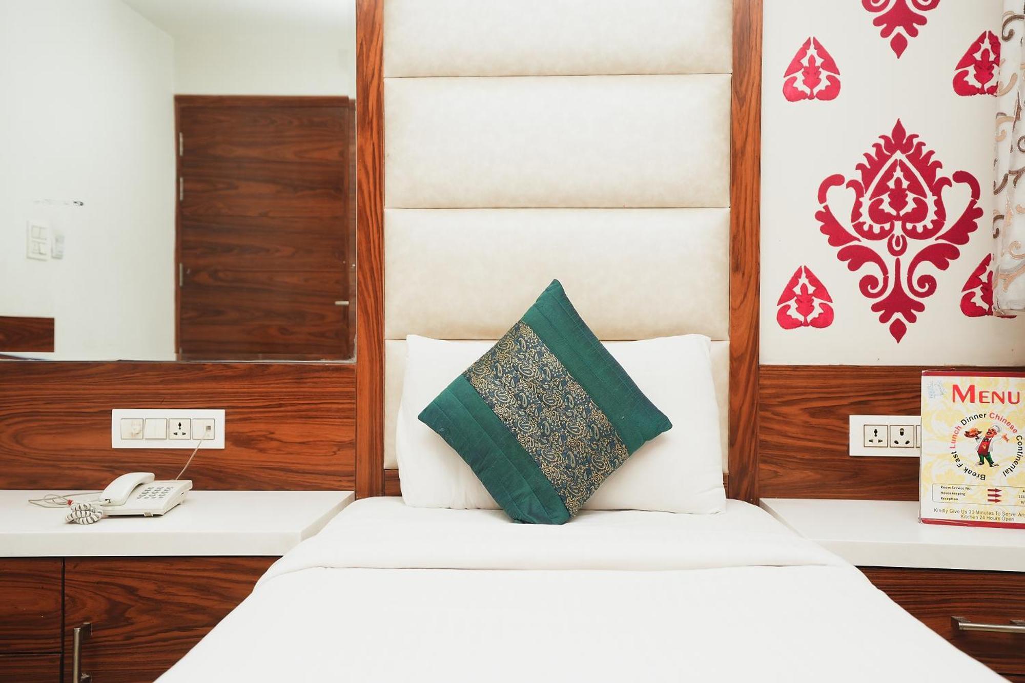Hotel Kabir Palace Karol Bagh นิวเดลี ภายนอก รูปภาพ